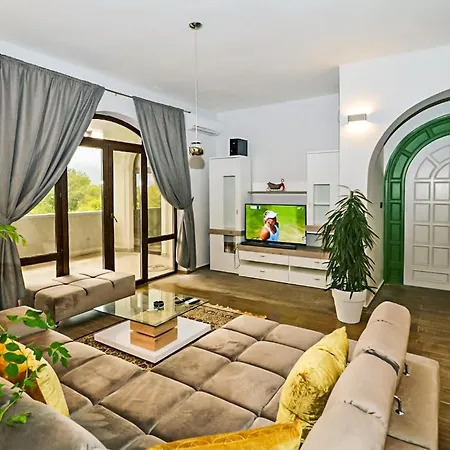 Cozy In With Heated Swimming Pool Holiday home *