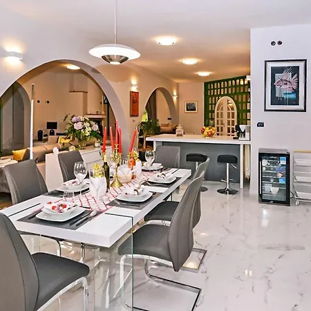 Cozy In With Heated Swimming Pool Holiday home