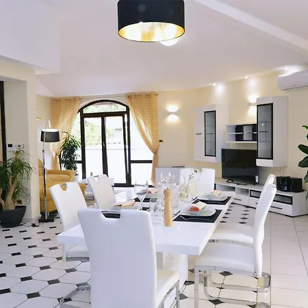 Holiday home Cozy In With Heated Swimming Pool *