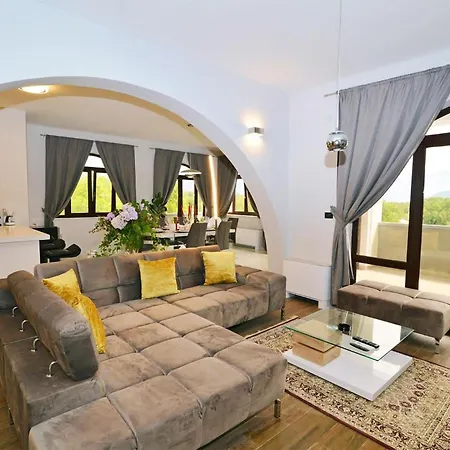 Cozy In With Heated Swimming Pool Holiday home *